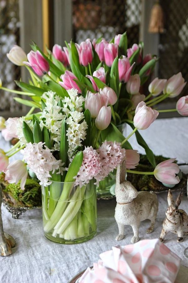 table de pâques déco bouquets tulipes lapin figurine - blog déco - clem around the corner