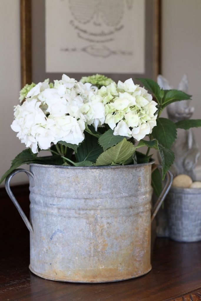 table de pâques déco petit pot en métal fleurs blanches bouquet - blog déco - clem around the corner