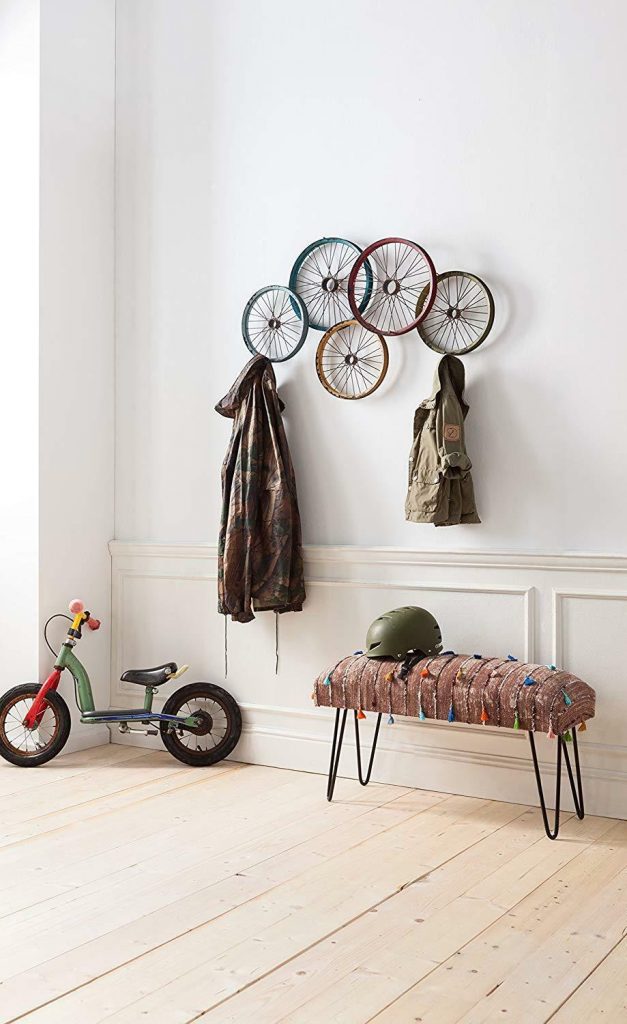 déco vélo porte manteau roue multicolore banquette - blog déco clem around the corner