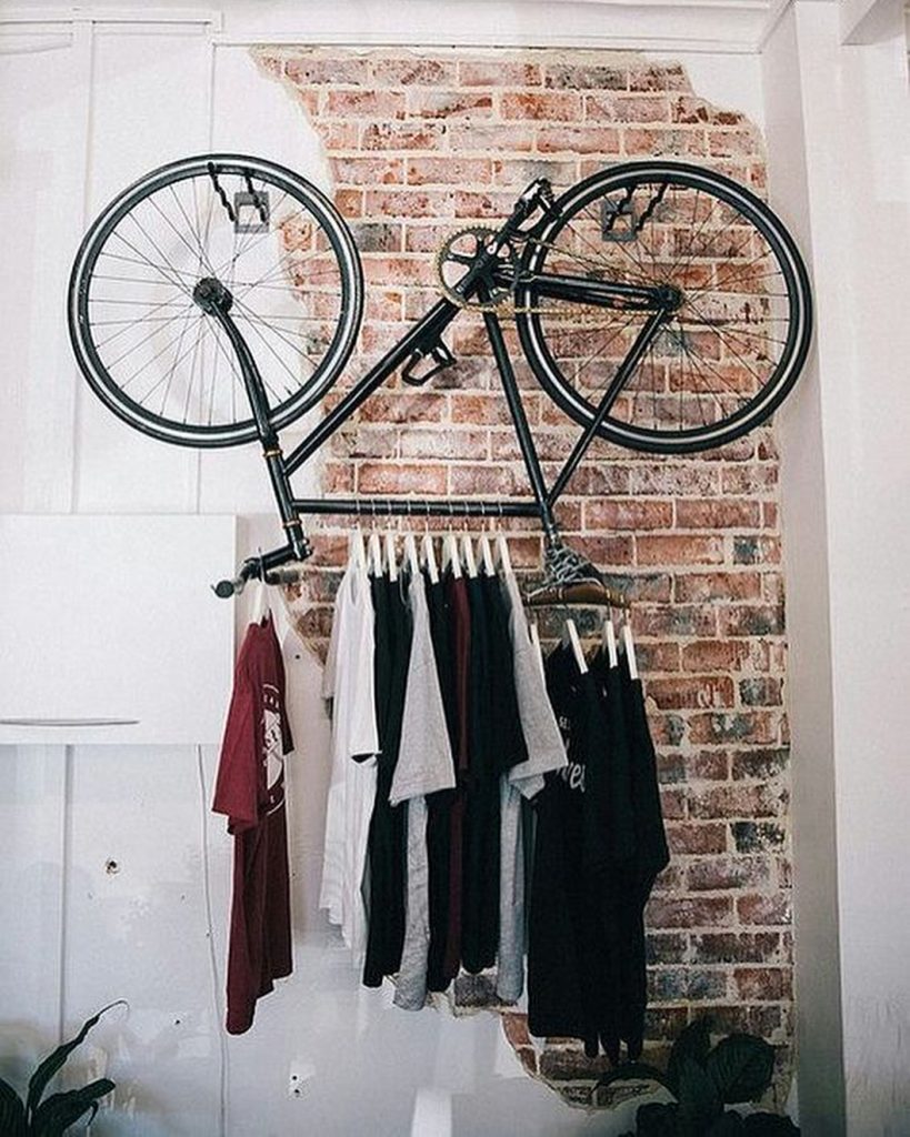 déco vélo dressing vêtement mur brique rouge - blog déco - clem around the corner