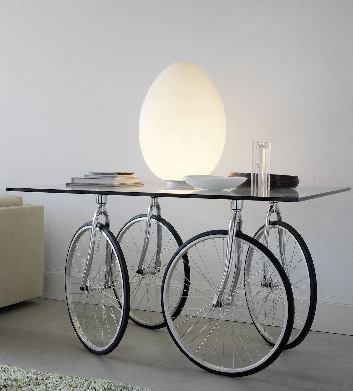 déco vélo table design verre roues salon épuré - blog déco - clem around the corner