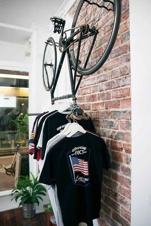déco vélo dressing portant mur brique rouge - blog déco - clem around the corner