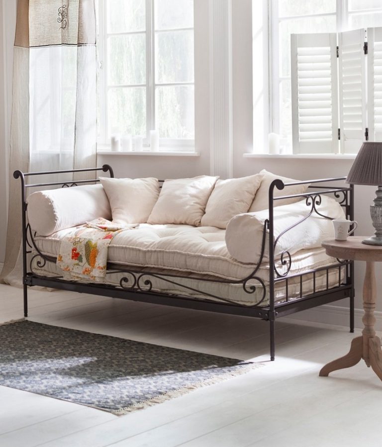 méridienne fer forgé noir salon coussin ambiance rose pastel - blog déco - clem around the corner