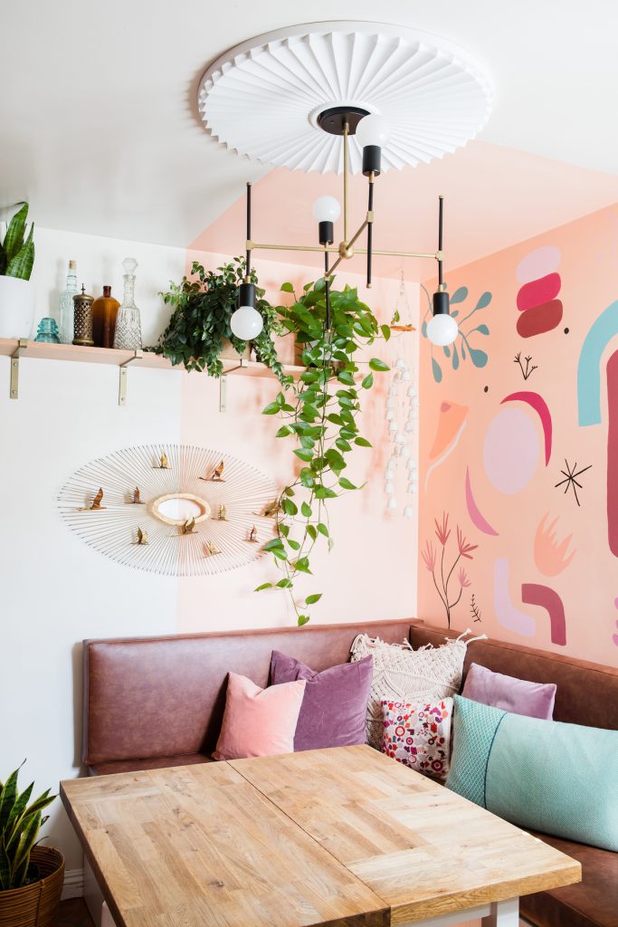 maison maximaliste rose tendance blush coin banquette décoration - blog déco - clem around the corner