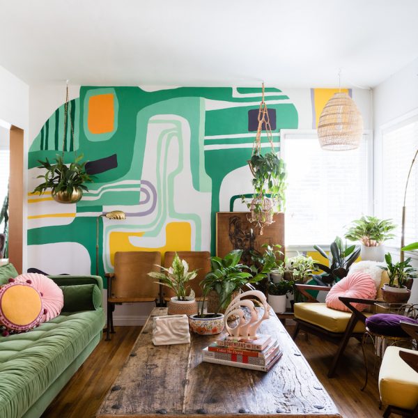 maison maximaliste salon vert mur coloré table bois esprit urban jungle - blog déco - clem around the corner