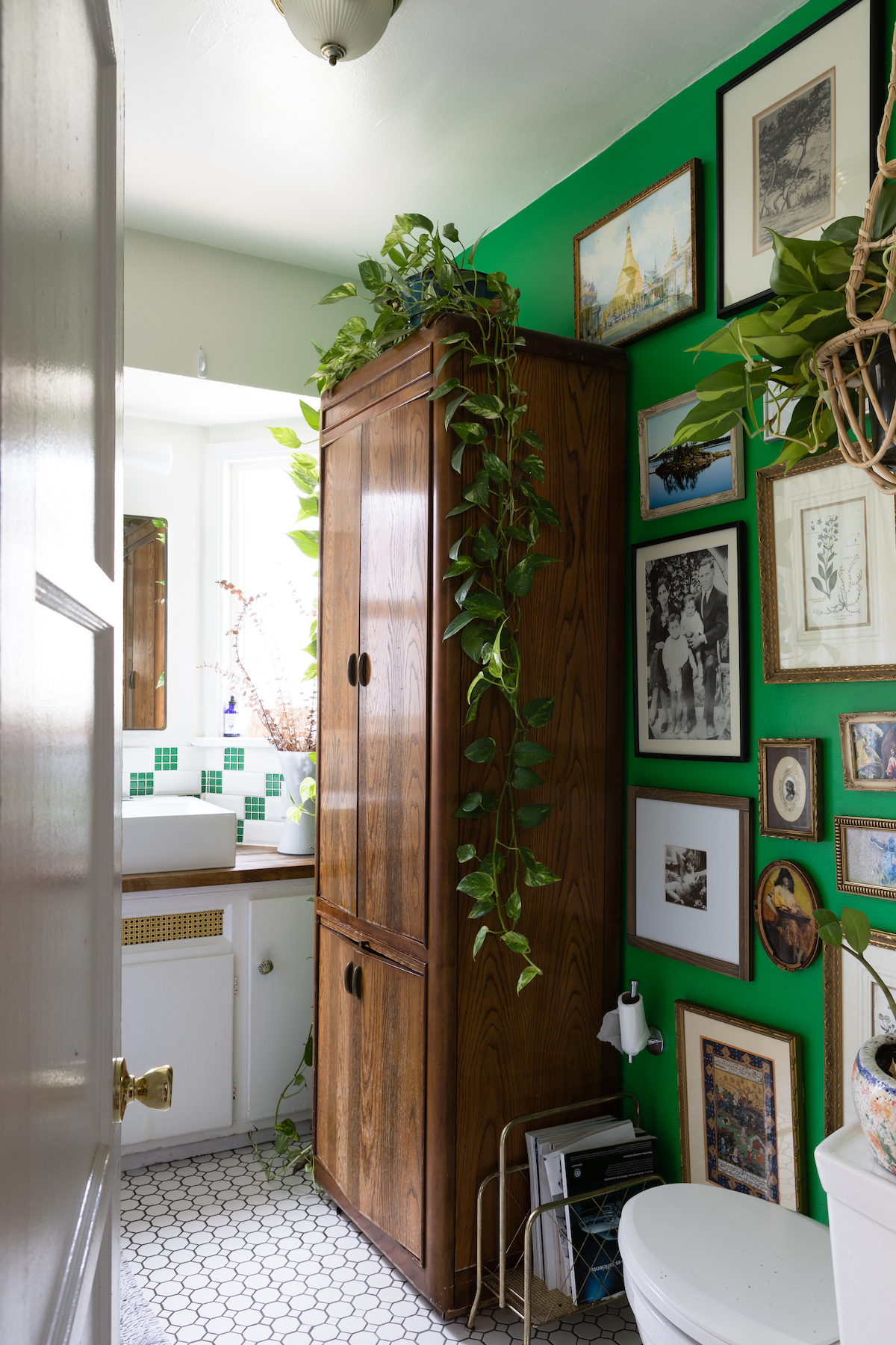 maison maximaliste salle de bain verte plante d'intérieur - blog déco - clem around the corner