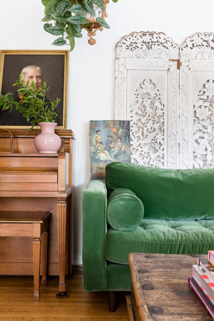 maison maximaliste piano bois vintage canapé velours vert - blog déco - clem around the corner
