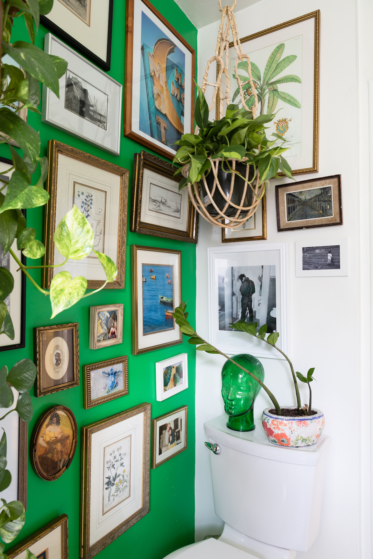 maison maximaliste mur vert mur de cadres salle de bain originale - blog déco - clem around the corner