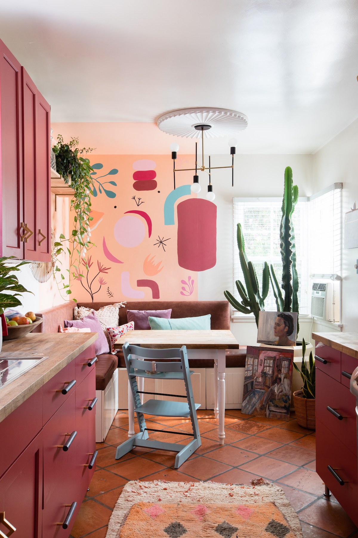 maison maximaliste cuisine salon framboise couleurs décoration originale - blog déco - clem around the corner