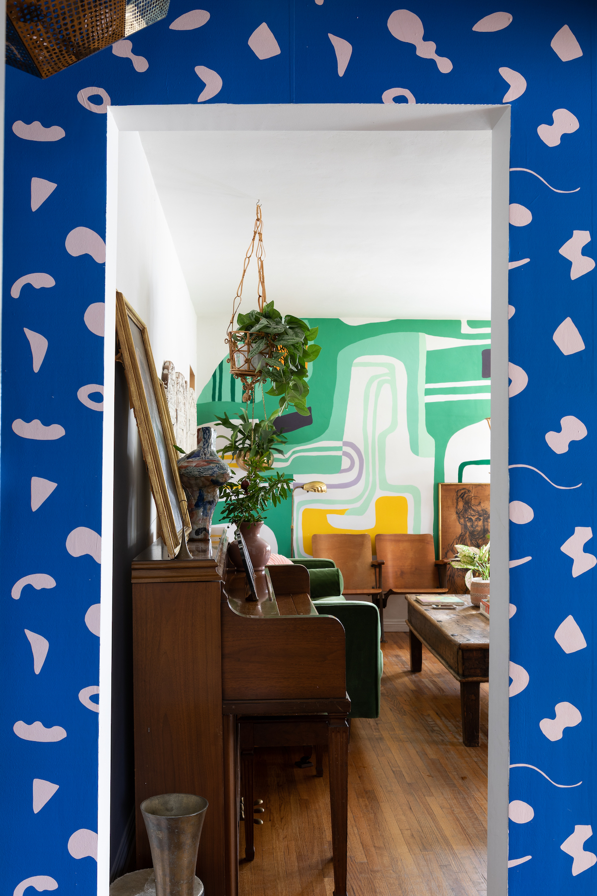 maison maximaliste couloir salon papier peint peinture couleurs - blog déco - clem around the corner