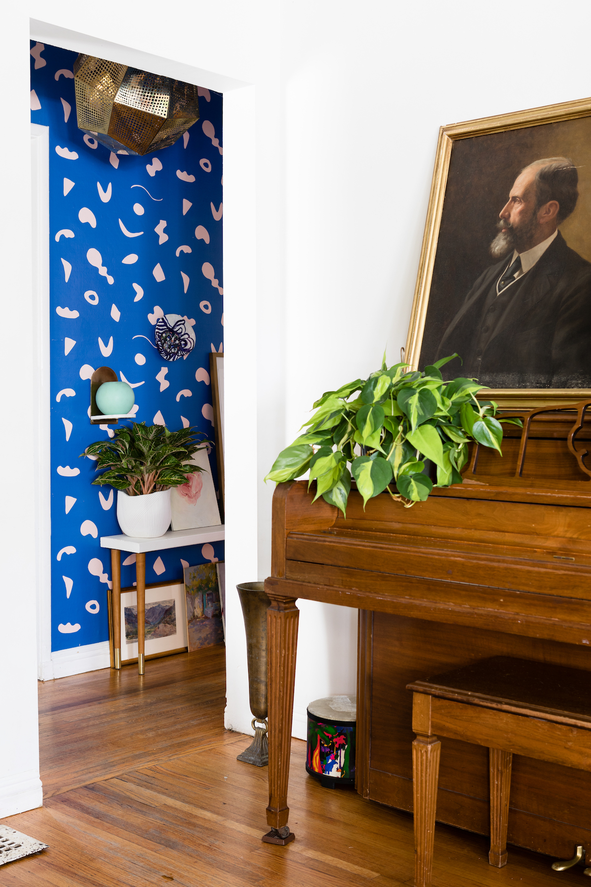 maison maximaliste couloir papier peint bleu piano vintage - blog déco - clem around the corner