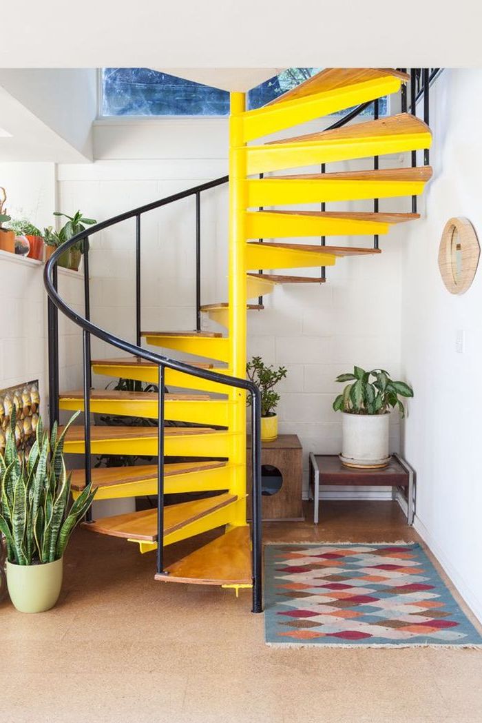 escaliers originaux peinture jaune colimaçon bois fluo déco - couloir bohème chic plantes verte tapis ethnique - blog déco - clem around the corner