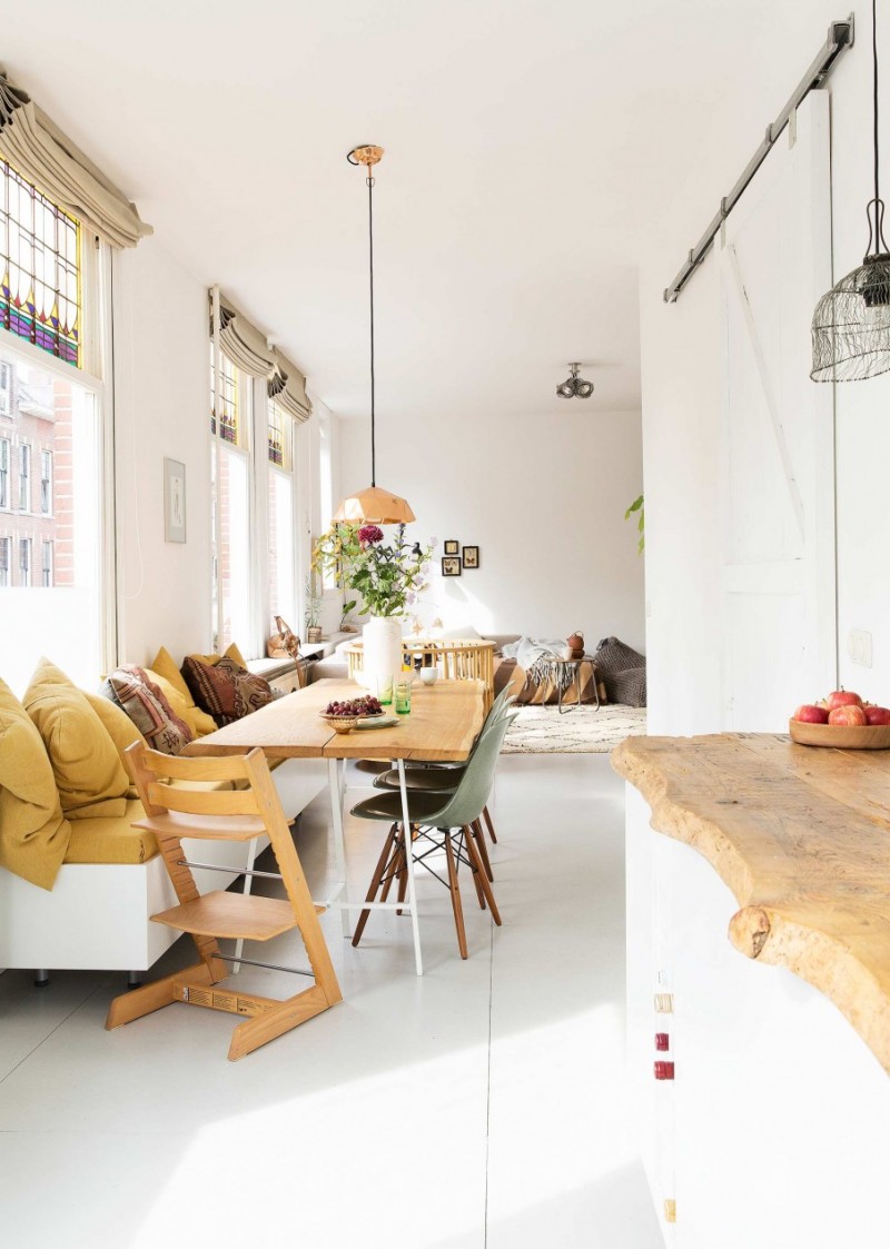 maison salon cuisine ouverte bois jaune chaise scandinave lumineux déco maison