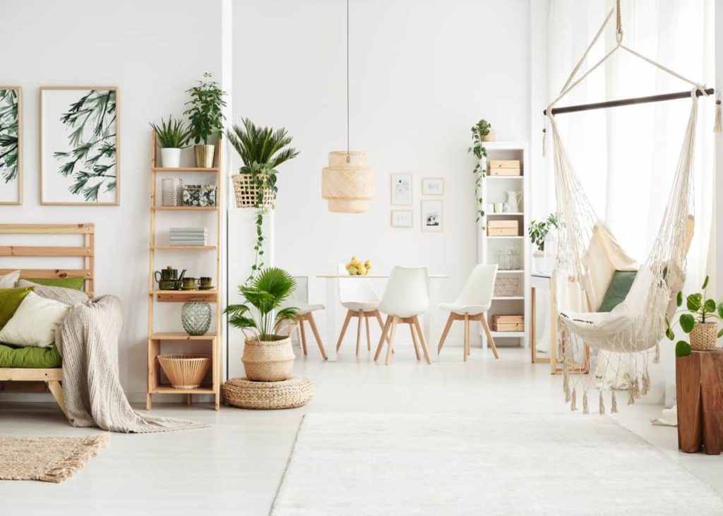 Slow life salon blanc épuré lumineux fauteuil suspendu esprit bohème plante verte clemaroundthecorner