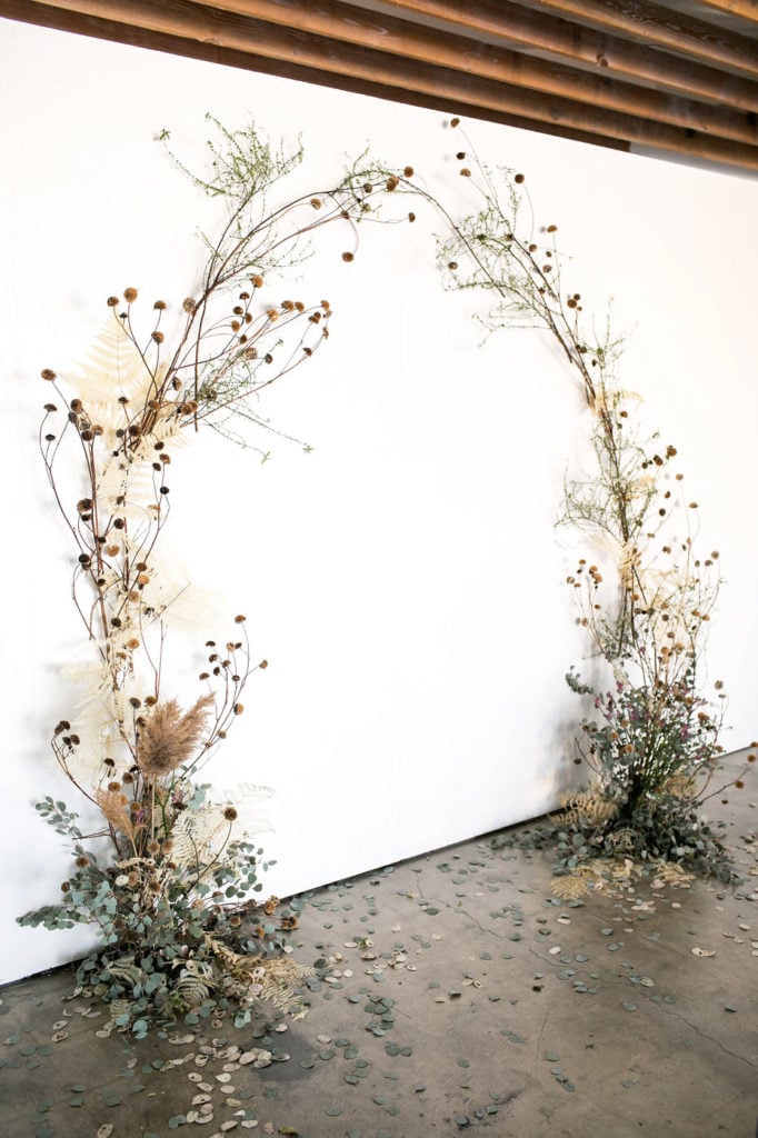 fabriquer soi-même arche bouquet fleur séchées pour déco murale mariage diy