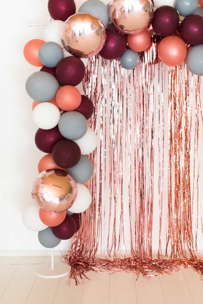 déco murale mariage originale photocall ballon guirlande nuance de rose corail argenté clemaroundthecorner