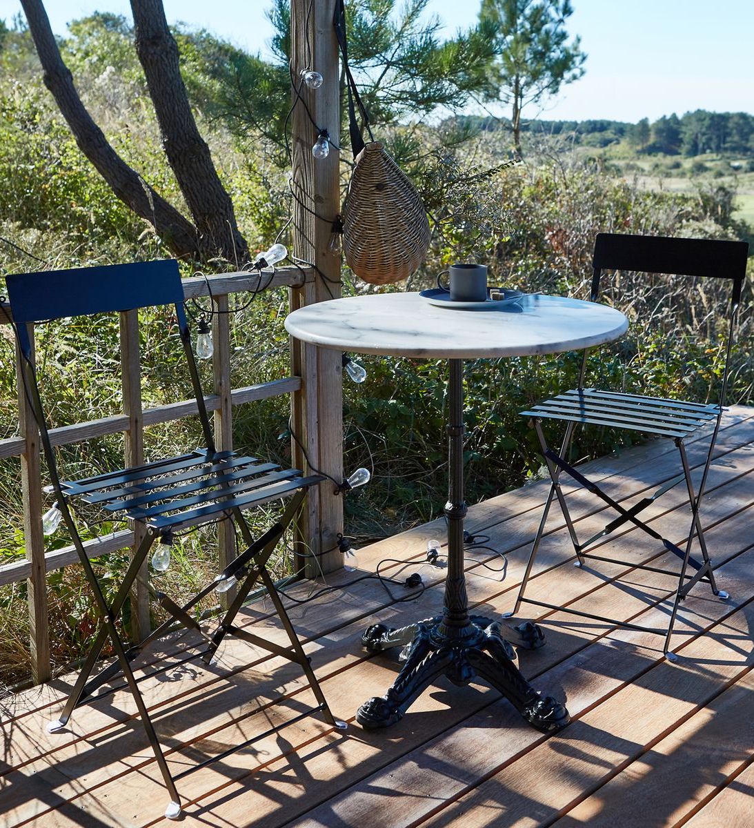 blog déco table haute ronde marbre blanc guirlande lumineuse extérieure outdoor clem around the corner