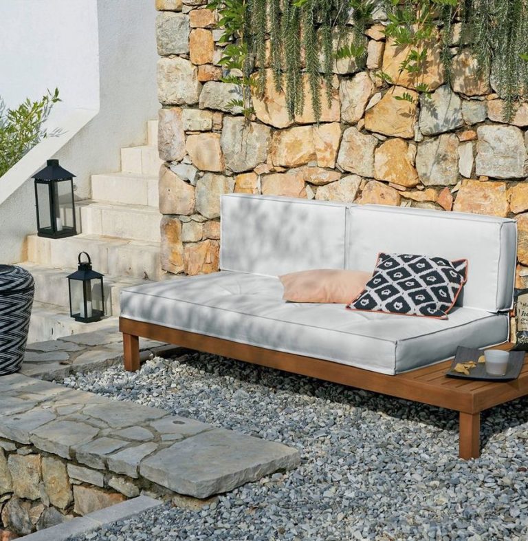 blog déco outdoor salon de jardin banquette bois coussin blanc mur pierre lanterne métallique