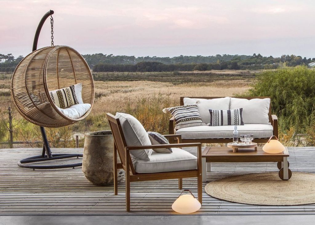 salon extérieur canapé bois fauteuil rond en suspension rotin style boho chic clemaroundthecorner