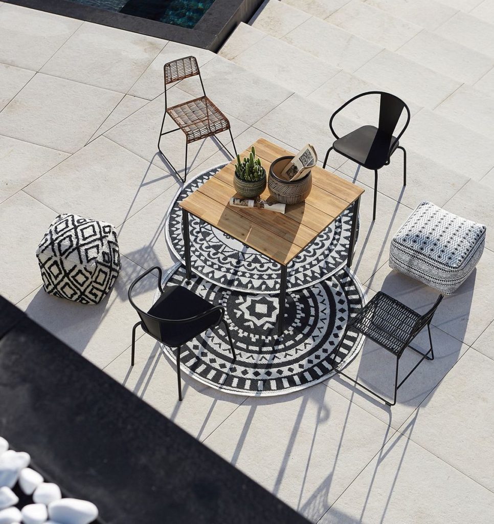 tapis rond noir et blanc style ethnique table carré bois clemaroundthecorner