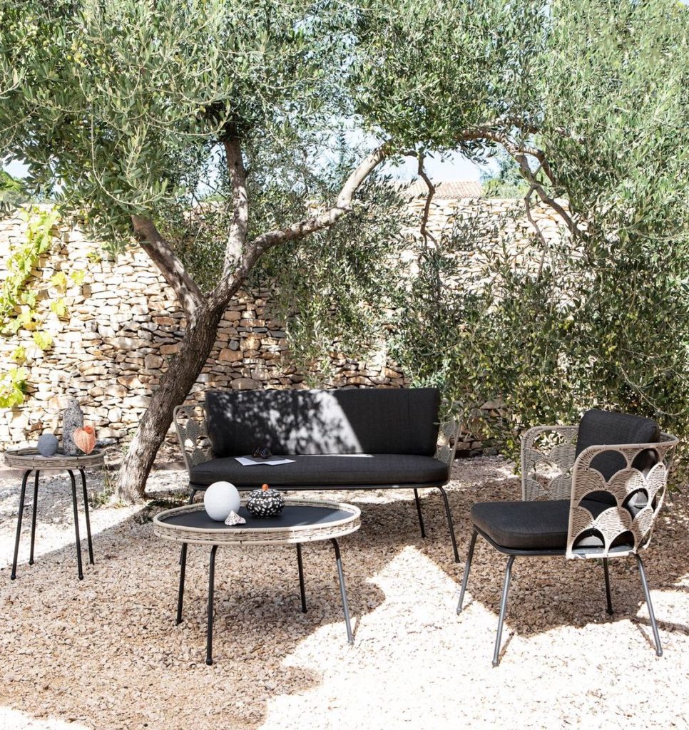 salon extérieur table basse ronde métallique noir corde tressée beige clemaroundthecorner