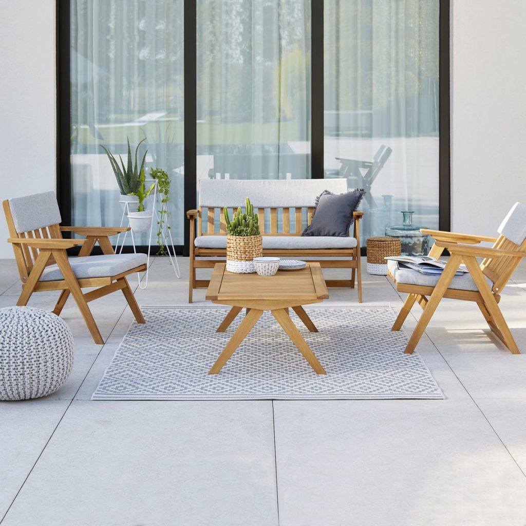 salon de jardin table basse bois rectangle chaise canapé coussin gris clemaroundthecorner