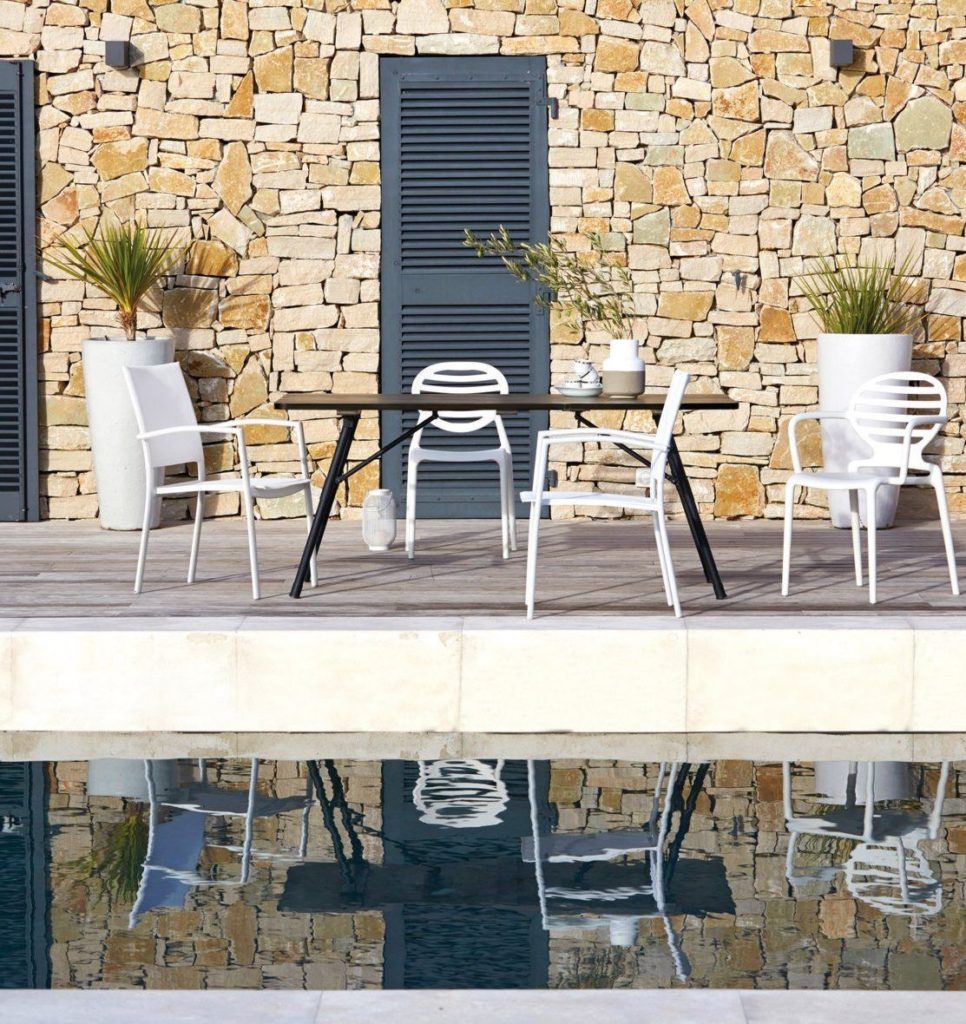 outdoor la redoute profiter de son jardin piscine table noir mur pierre