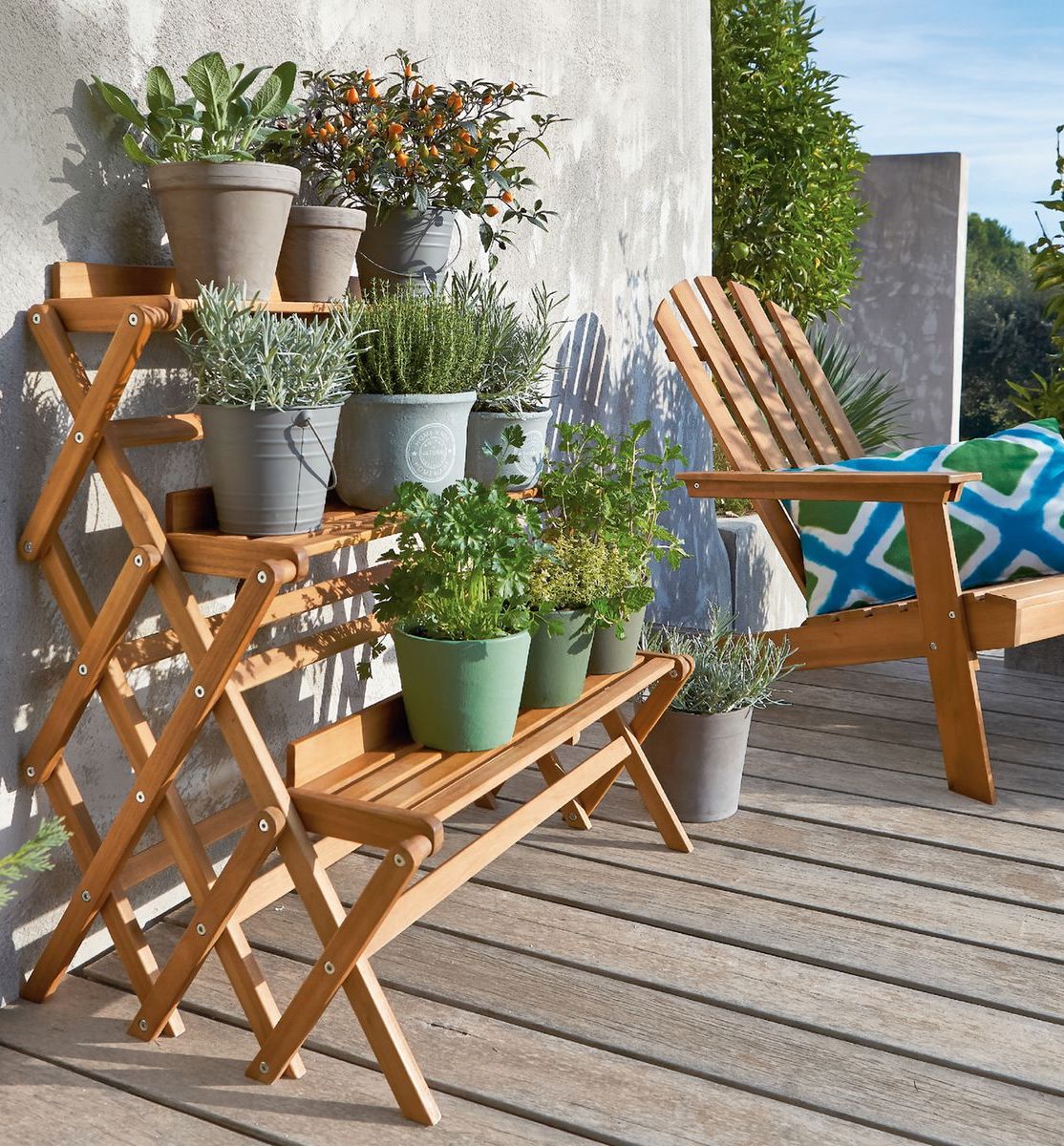 étagère en bois pour plante mur béton gris chaise pliante déco jardin outdoor clemaroundthecorner