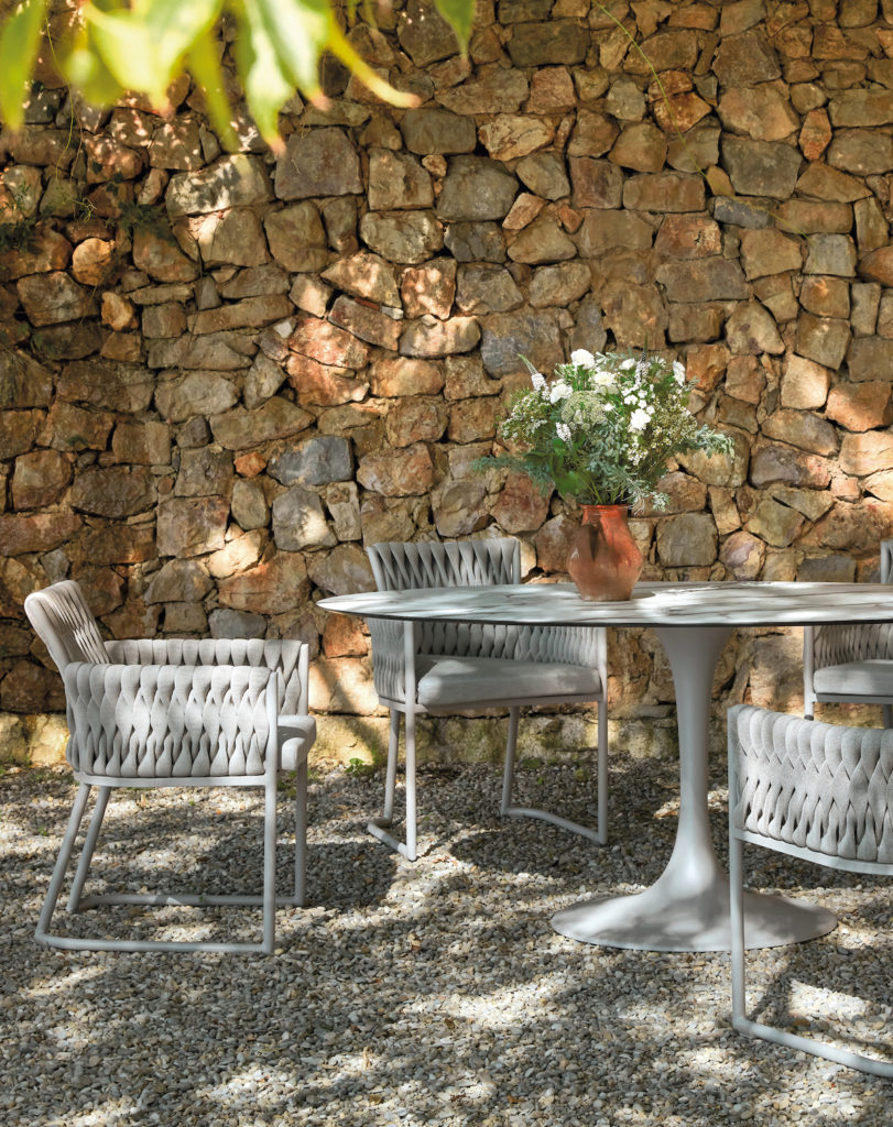 sifas table de jardin repas ombre mur en pierre été - blog déco - clem around the corner