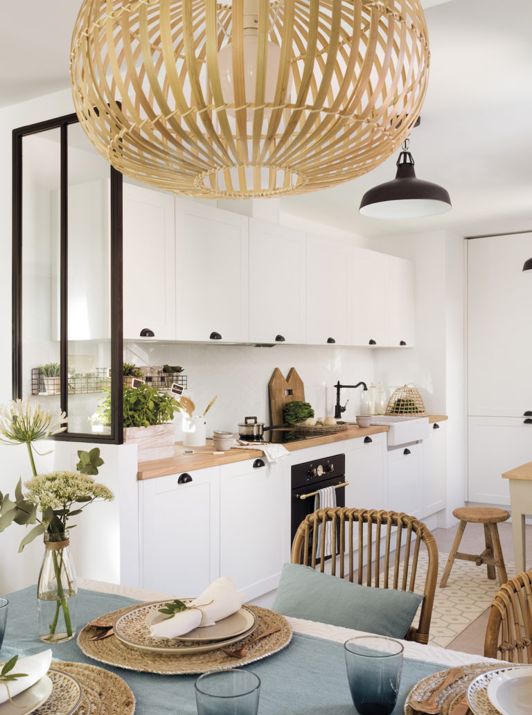 blog déco cuisine scandicraft bleu pastel blanc verrière metal
