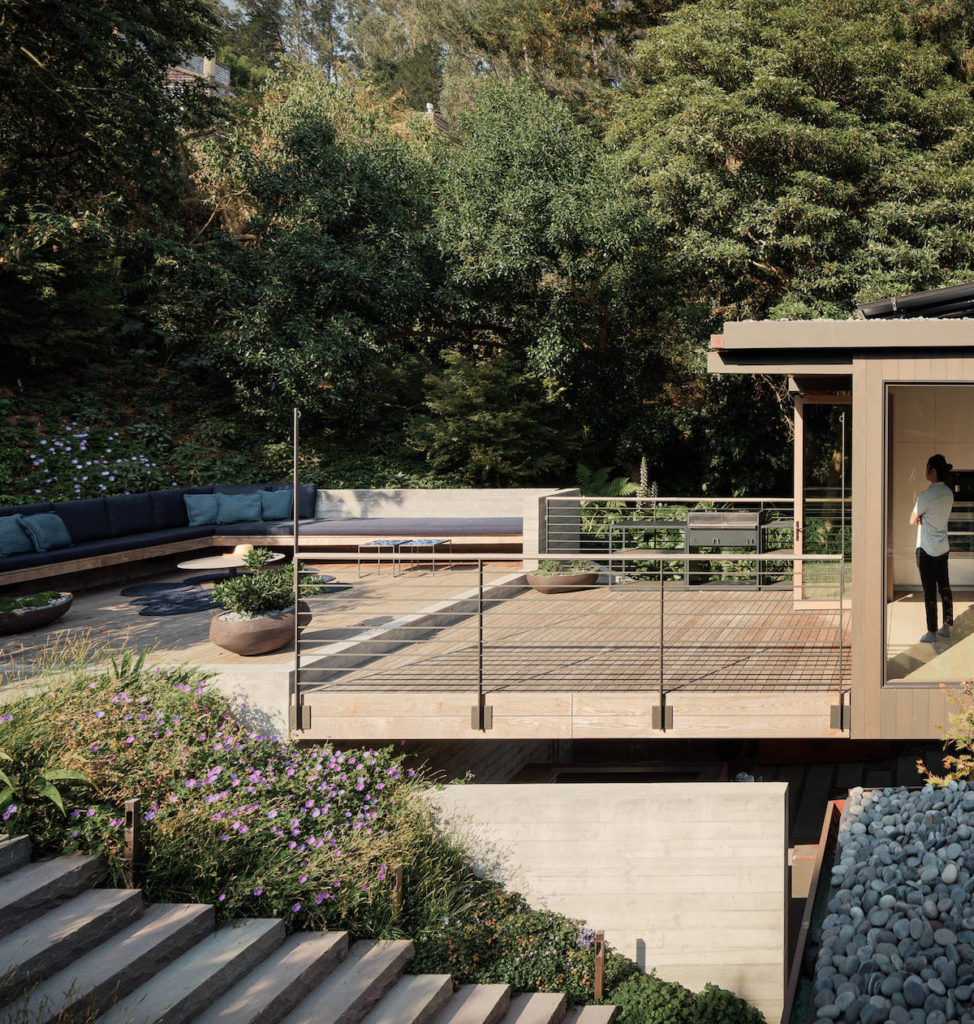 villa à San Francisco terrasse en bois escalier béton banquette coussin bleu - blog déco - clem around the corner