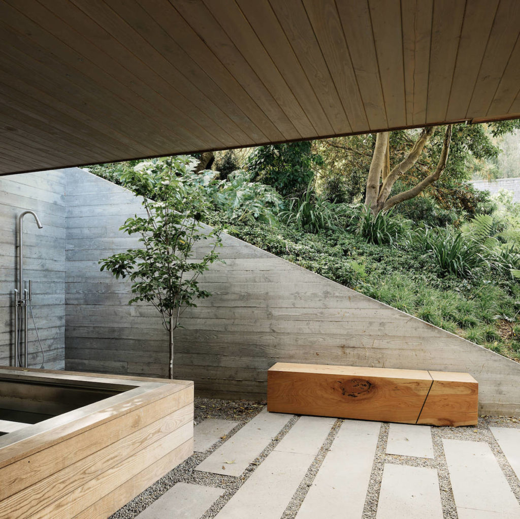 maison douche extérieure jardin pierre chemin galet banc bois rectangle - blog déco - clem around the corner