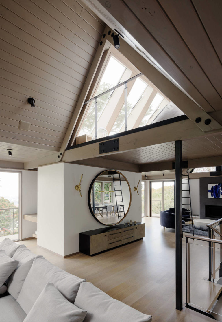 salon spacieux mezzanine triangle parquet bois canapé blanc clem around the corner