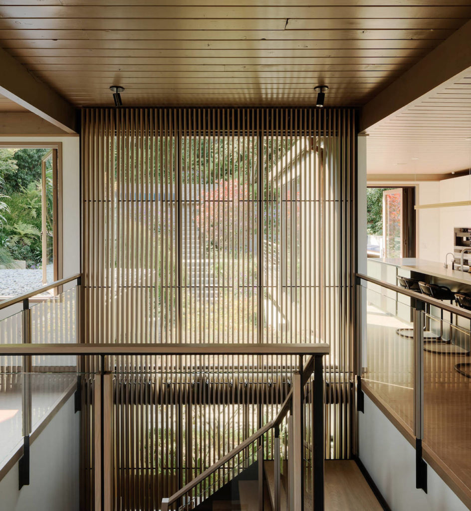 escalier bois cuisine ouverte chaise haute ronde noir - blog déco - clem around the corner