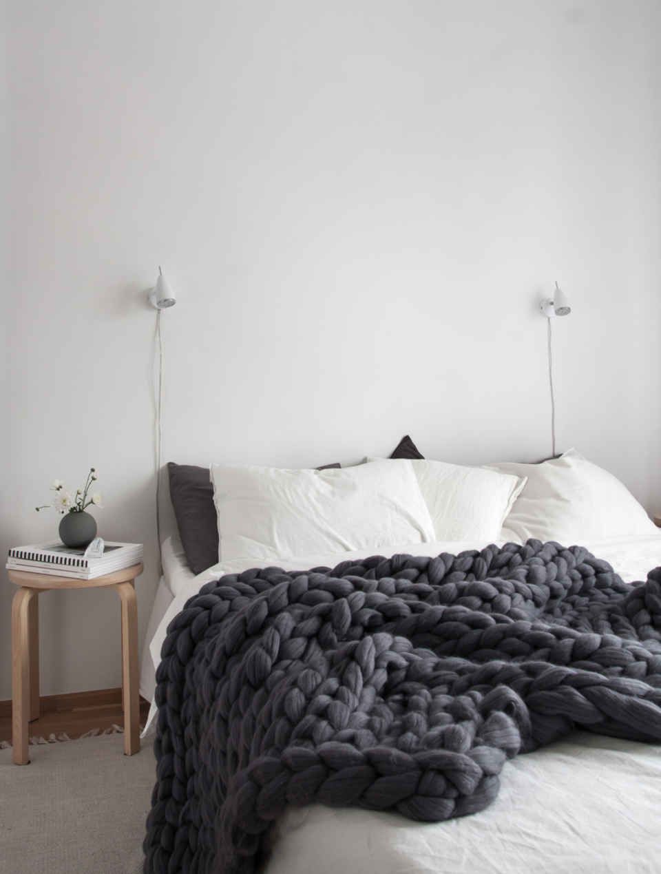 studio chambre étudiant lit blanc plaid laine tabouret bois - blog déco - clem around the corner