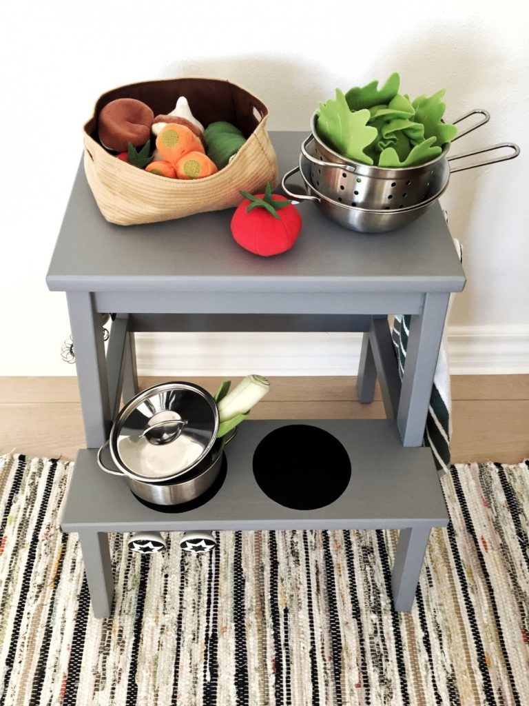 tabouret cuisine jeux bois gris enfant ustensiles plaque cuisson - blog déco - clem around the corner