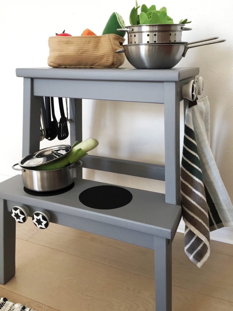 tabouret bois gris cuisinière enfant - blog déco - clem around the corner