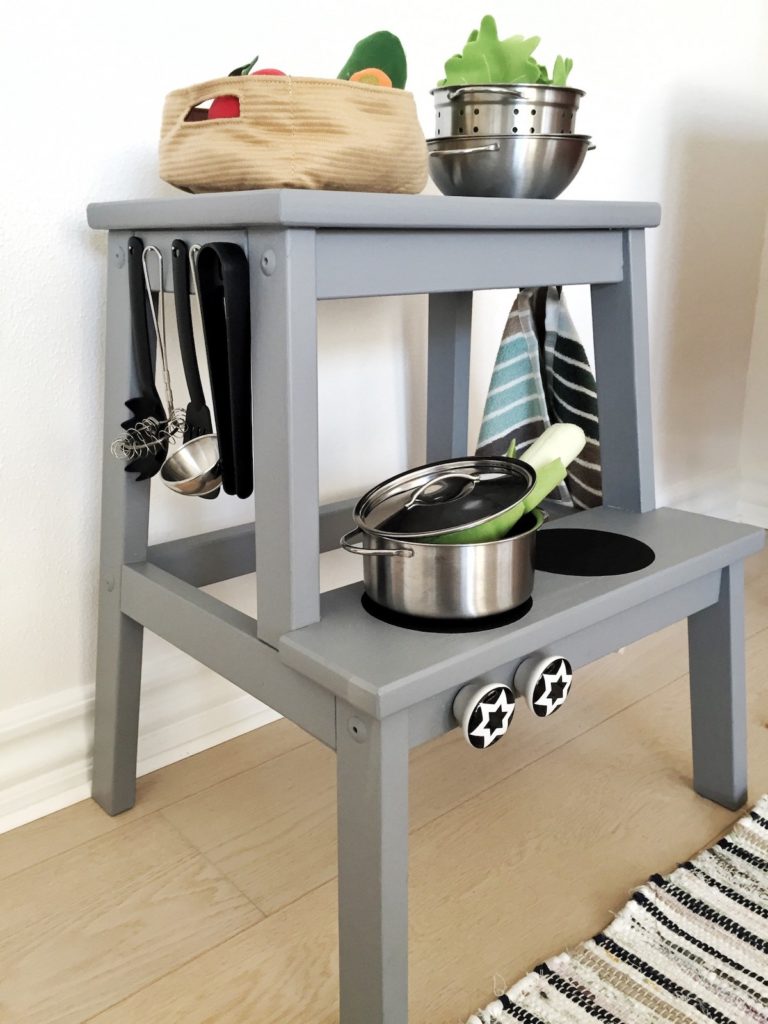 tabouret bois cuisine jeux enfant ustensiles casserole fruit tissus cuisinière marche-pied ikea hack