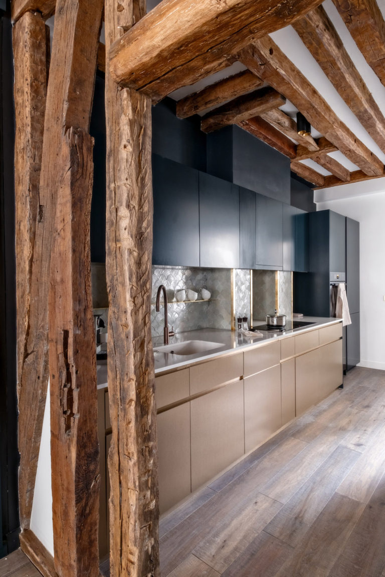 déco en bois cuisine chic luxueuse taupe laiton bleu - blog déco - clem around the corner