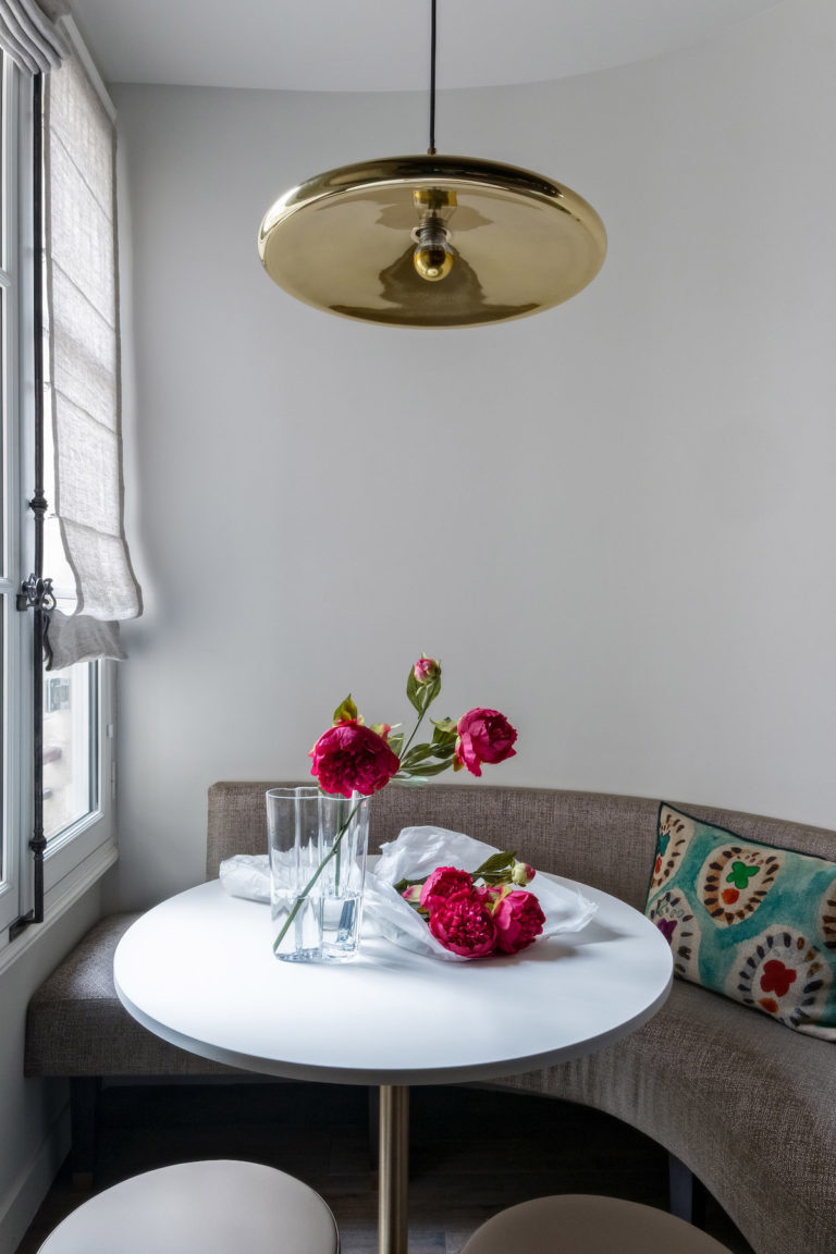 déco en bois cuisine banquette grise table ronde blanche - blog déco - clem around the corner