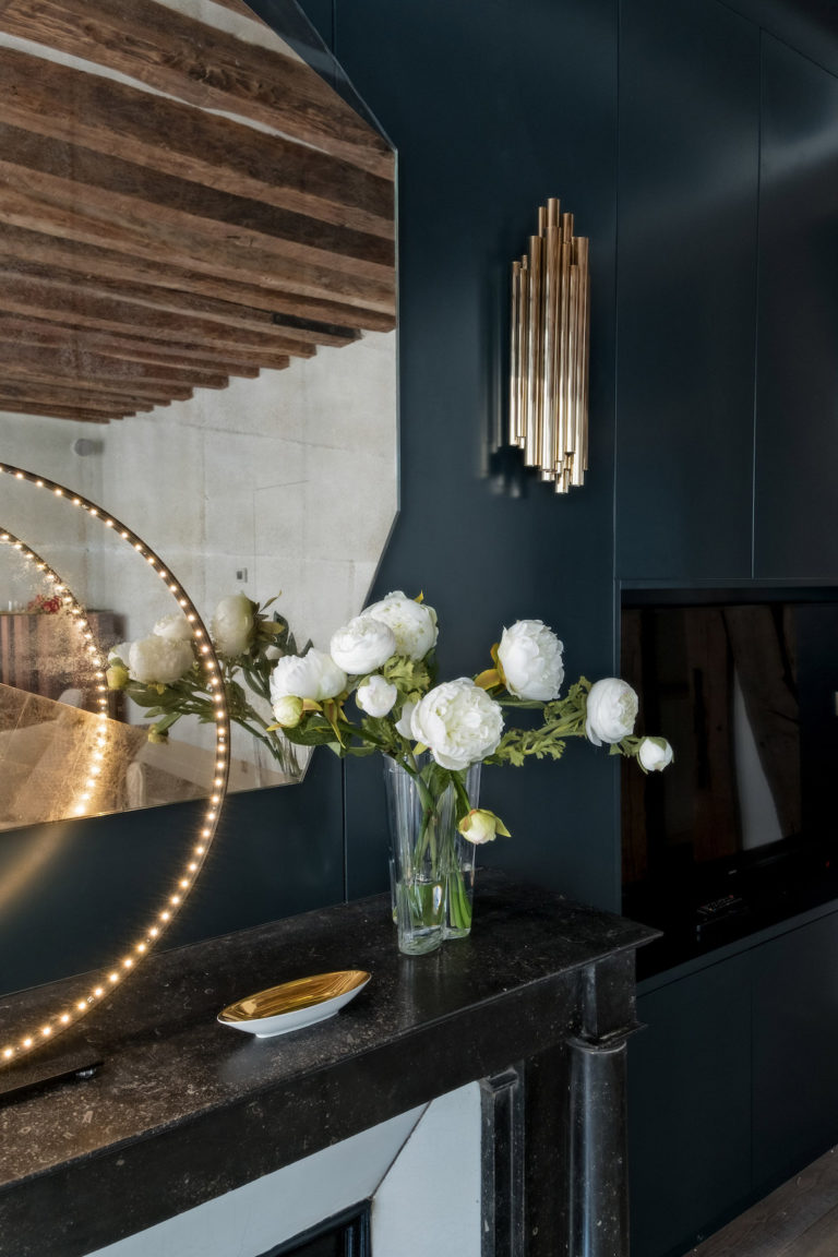 déco en bois salon bleu lampe cercle design cheminée noire - blog déco - clem around the corner