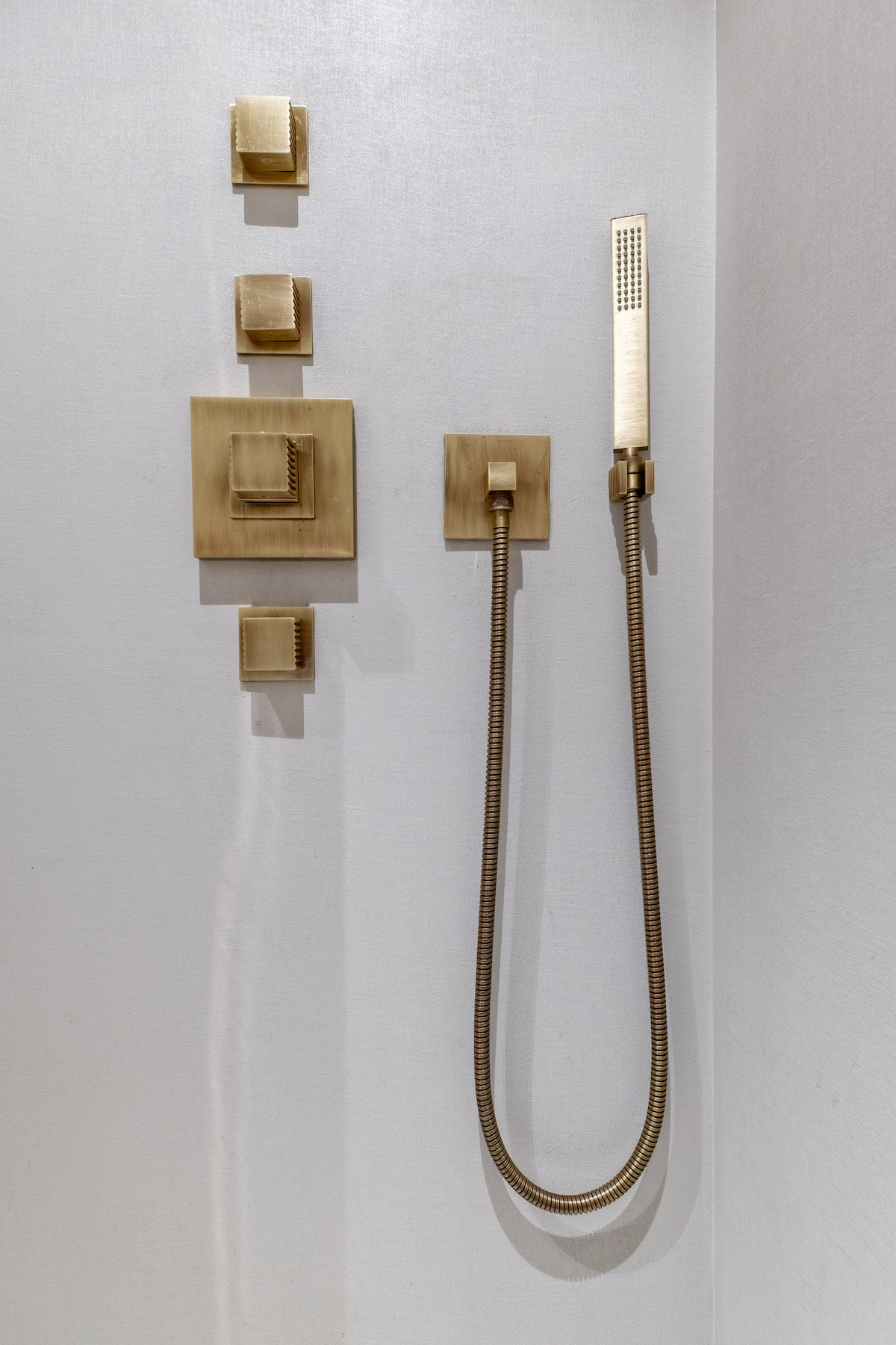 salle de bain douche italienne minimaliste bouton pommeau laiton moderne - blog déco - clem around the corner