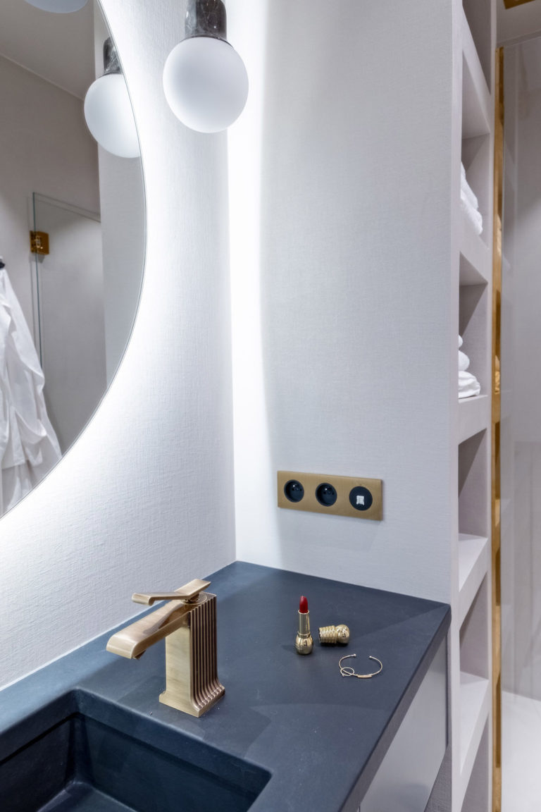 déco en bois salle de bain design contemporain robinet doré - blog déco - clem around the corner