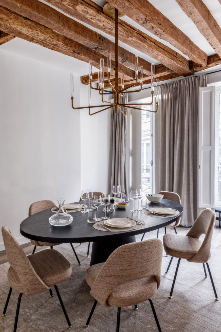 déco en bois salle à manger chaise ronde taupe vintage - blog déco - clem around the corner