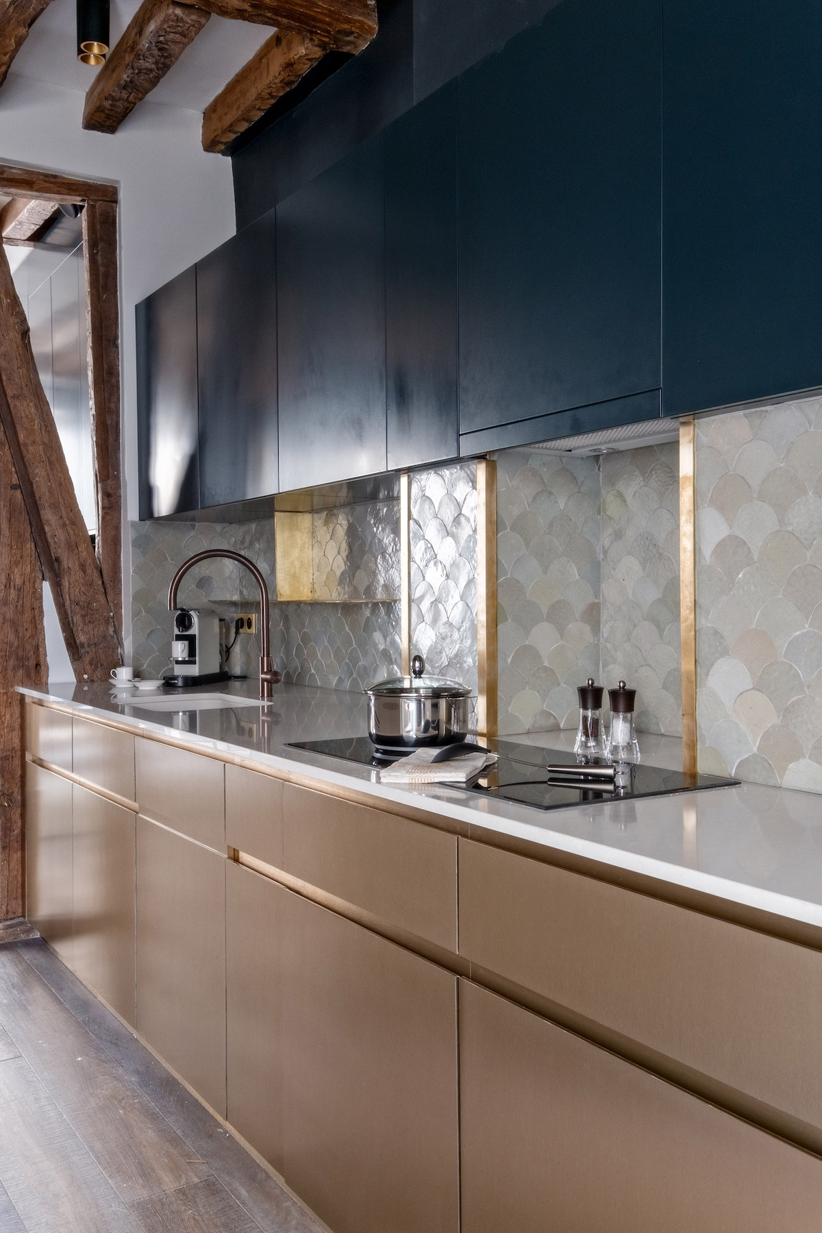 cuisine moderne bleue laiton carrelage art déco éventail plan de travail doré art déco appartement 60m2