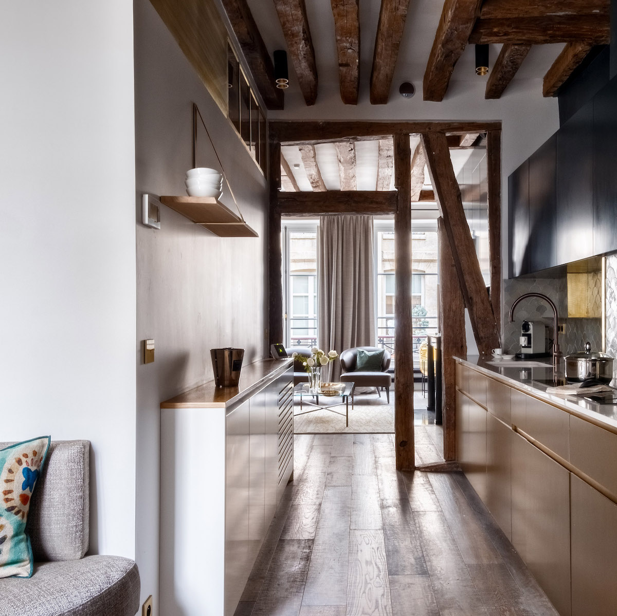 appartement de 60m2 cuisine chic rustique taupe laiton bleu - blog déco - clem around the corner