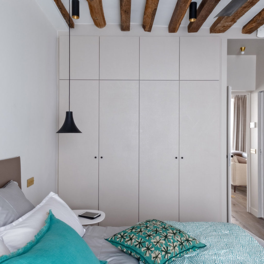 déco en bois chambre épurée moderne blanc bleu taupe - blog déco - clem around the corner