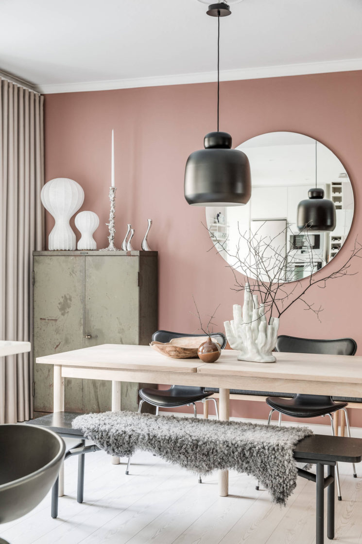 déco rose blush salon scandi couleurs épurées banc bois noir - blog décoration - clem around the corner
