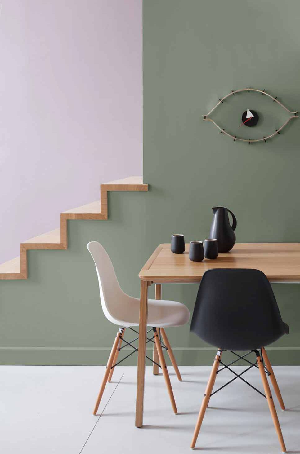salle à manger escalier mur kaki mauve