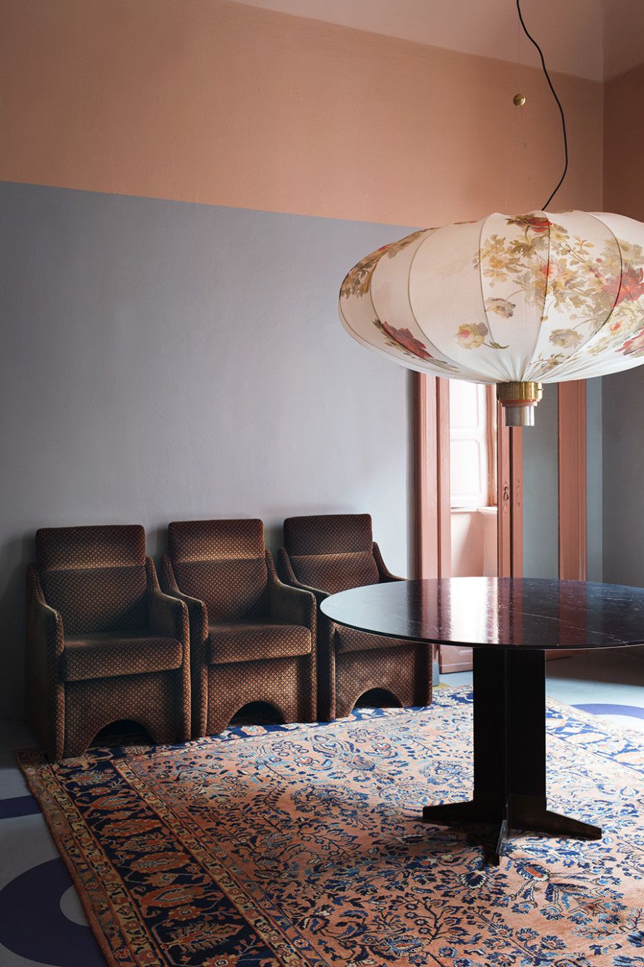 rose blush salle à manger bleu abat jour papier asiatique tapis vintage - blog déco - clem around the corner